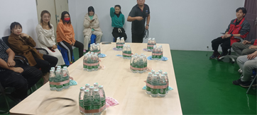 這家公司真土豪，套圈竟用現(xiàn)金當禮品！
